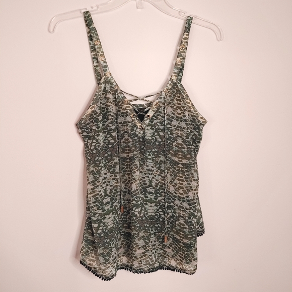 Guess green reptile printed tank top. Size XS - Picture 1 of 6